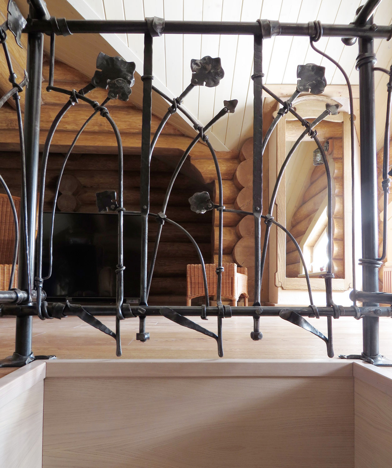 Кованое ограждение лестницы для деревянного дома.