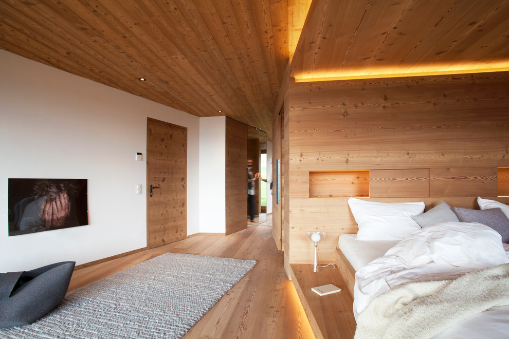 This is an example of a country bedroom in Munich.