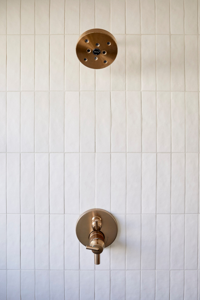 Bild på ett mellanstort 50 tals vit vitt en-suite badrum, med släta luckor, bruna skåp, en hörndusch, vit kakel, keramikplattor, vita väggar, cementgolv, ett undermonterad handfat, bänkskiva i kvarts, blått golv och dusch med gångjärnsdörr