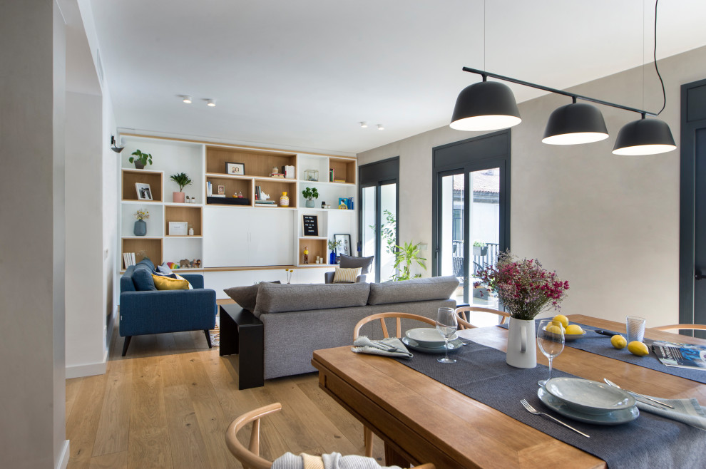 Ejemplo de comedor escandinavo grande abierto con paredes grises, suelo de madera en tonos medios y suelo marrón
