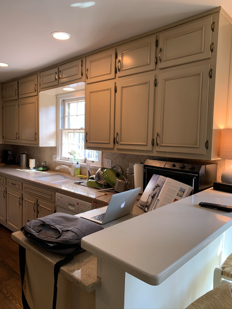 Example of a transitional home design design in Atlanta