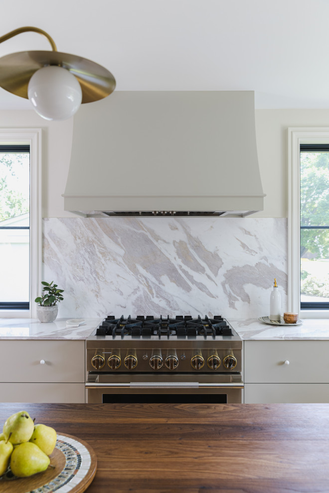 Inspiration for a transitional kitchen remodel in Ottawa