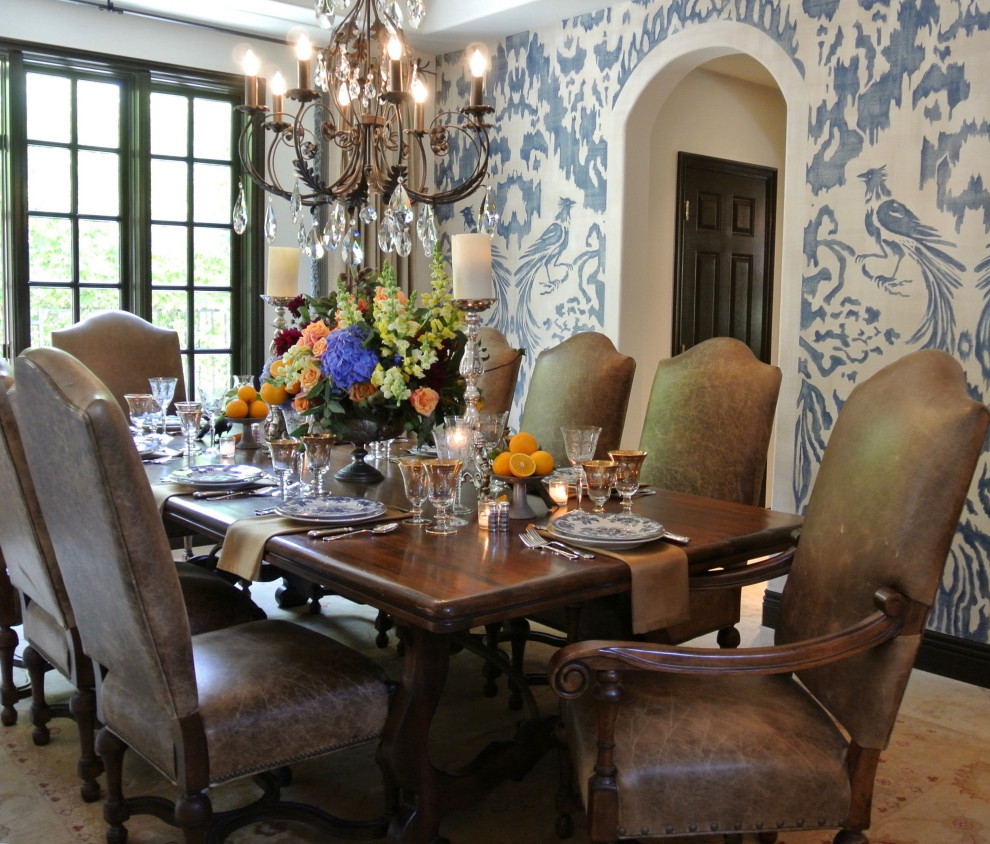 Aménagement d'une salle à manger méditerranéenne de taille moyenne avec un mur bleu, parquet foncé, une cheminée standard, un manteau de cheminée en bois, un sol marron et du papier peint.