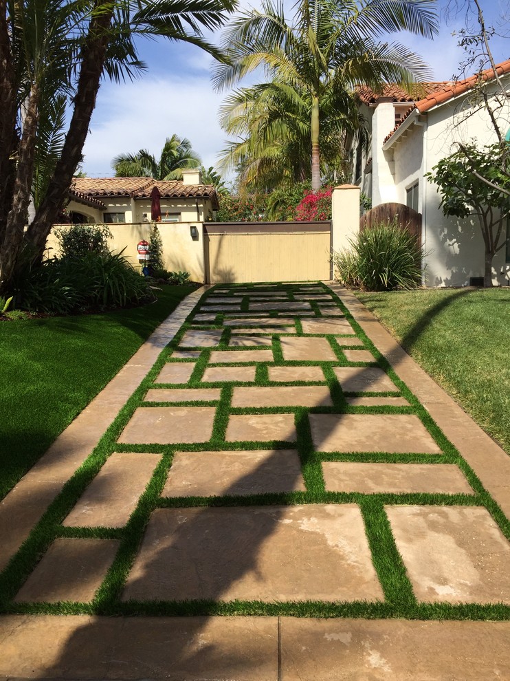 Contemporary front yard driveway in Los Angeles with concrete pavers.