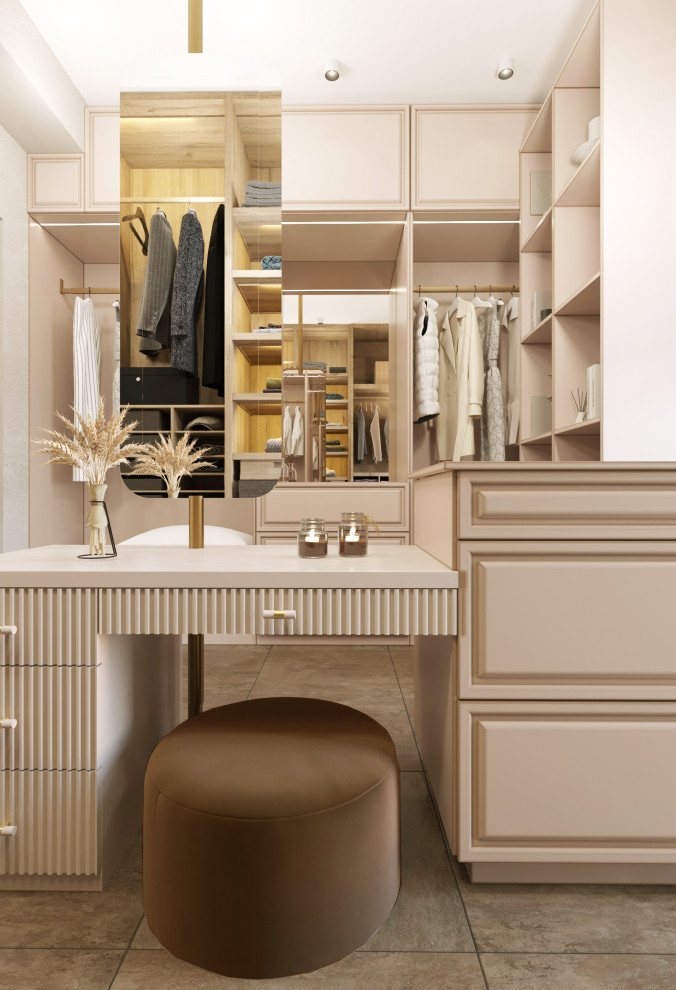 Двухэтажный жилой дом с видом на горы.