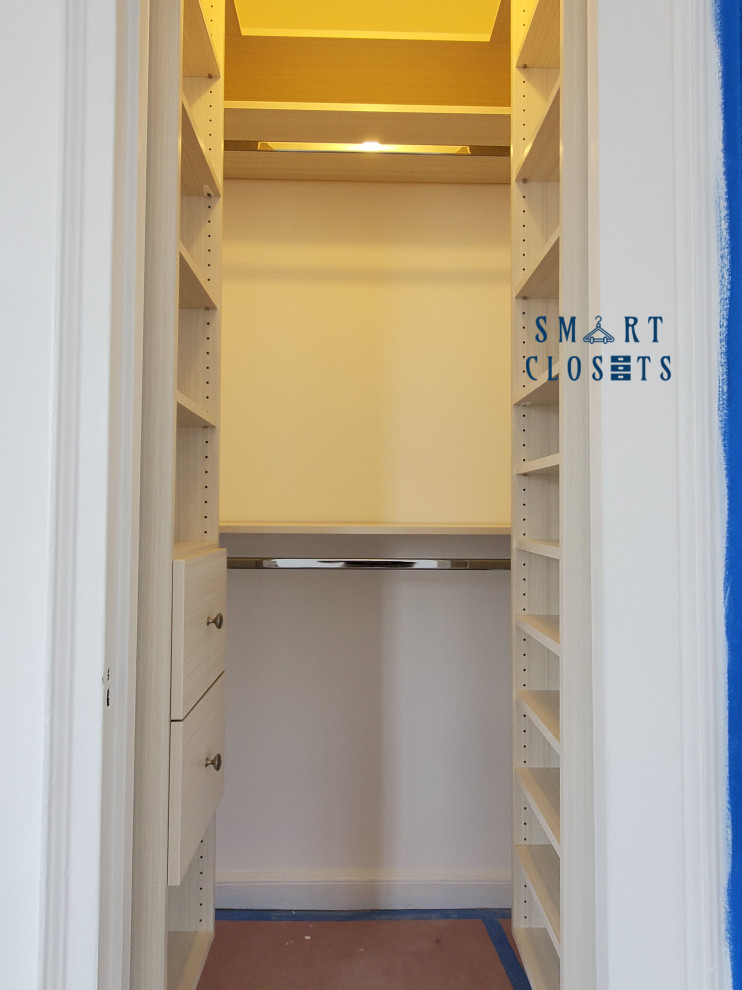 Idee per una cabina armadio minimalista di medie dimensioni