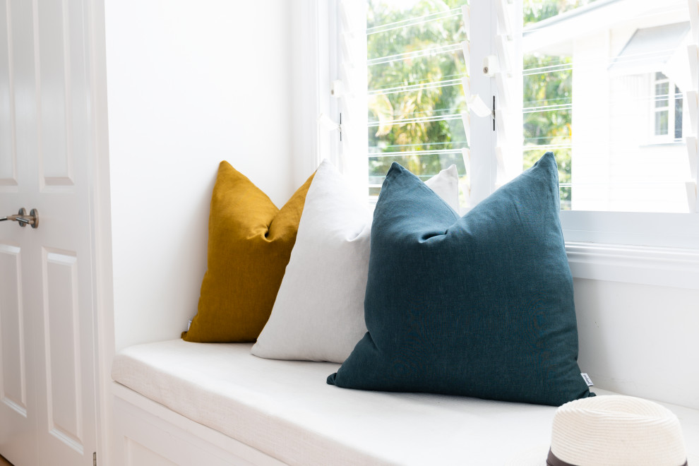 This is an example of a contemporary living room in Brisbane.