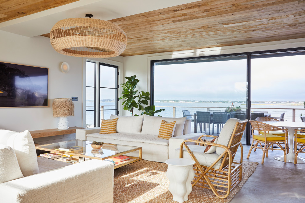 Стильный дизайн: гостиная комната в морском стиле с деревянным потолком - последний тренд