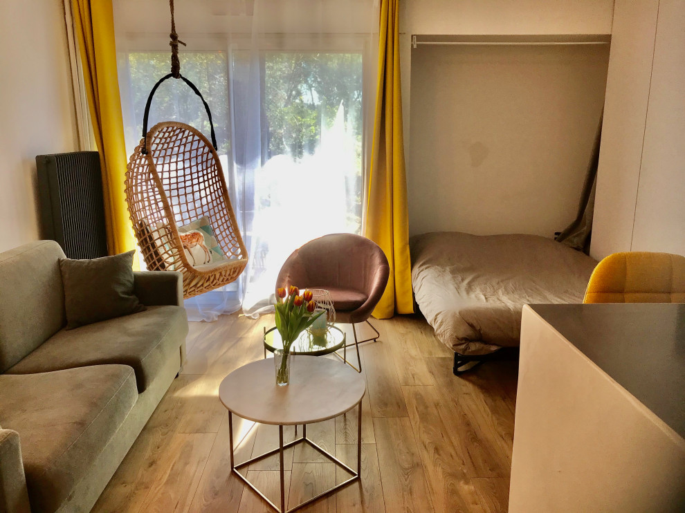 Cette photo montre un petit salon blanc et bois tendance avec parquet clair, un sol beige et un plafond décaissé.