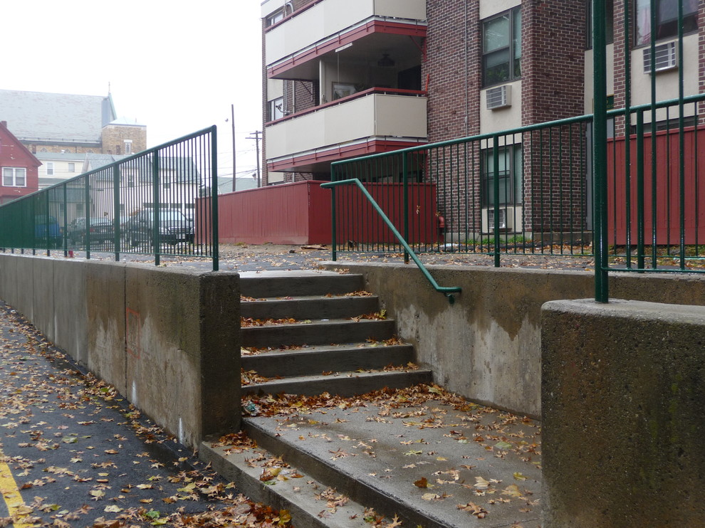 Example of a minimalist straight metal railing staircase design