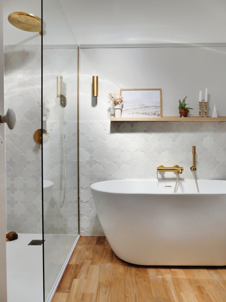 Inredning av ett klassiskt litet en-suite badrum, med gröna skåp, ett fristående badkar, en kantlös dusch, vit kakel, mosaik, grå väggar, ljust trägolv och ett piedestal handfat