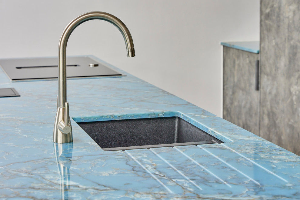 Exempel på ett mellanstort blå blått kök och matrum, med grå skåp, bänkskiva i kvartsit och en köksö