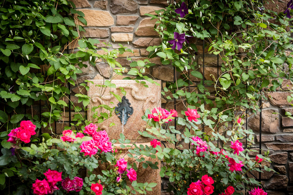 Small traditional courtyard full sun formal garden in Denver with a water feature and natural stone pavers for summer.