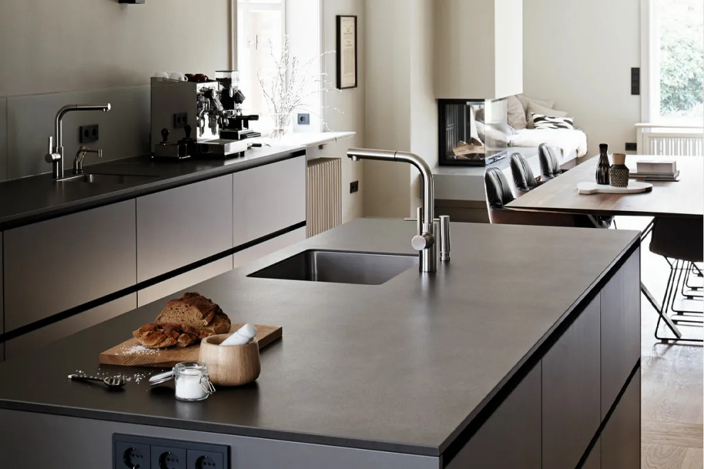 Foto di una cucina di medie dimensioni con top in quarzo composito, paraspruzzi grigio, elettrodomestici in acciaio inossidabile e top grigio