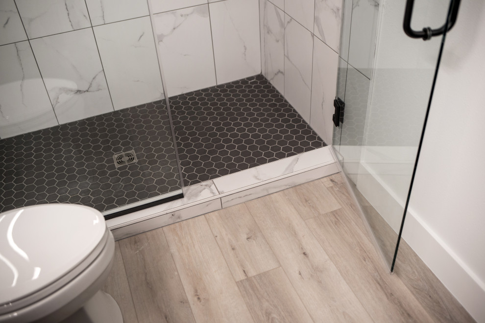 Idee per una stanza da bagno minimalista con doccia aperta, pavimento in vinile, pavimento beige, porta doccia a battente e un lavabo