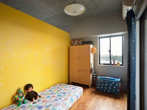 黄色の壁紙を使ったマンションリフォーム事例