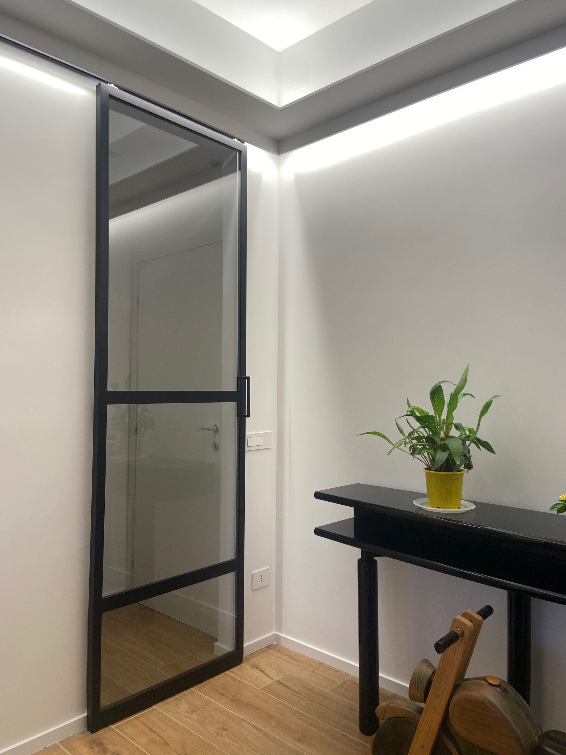 Quattro vetrate industriali nel living