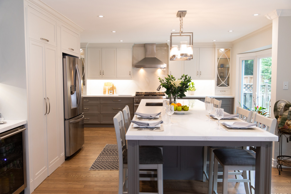 Kitchen - transitional kitchen idea in Toronto