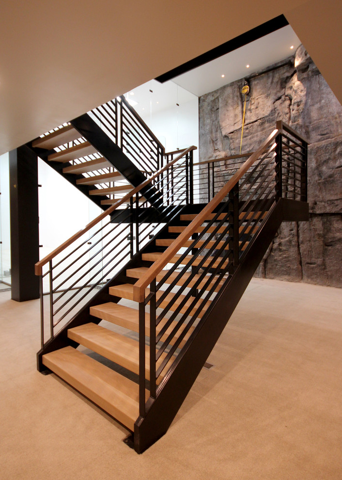 Exemple d'un très grand escalier moderne.