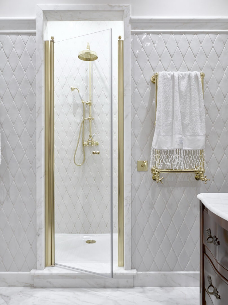 На фото: ванная комната в классическом стиле с темными деревянными фасадами, душем в нише, белой плиткой, белыми стенами, душевой кабиной, белым полом, душем с распашными дверями и белой столешницей с