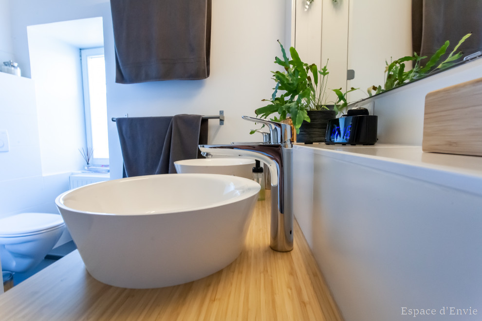 Esempio di una stanza da bagno scandinava di medie dimensioni