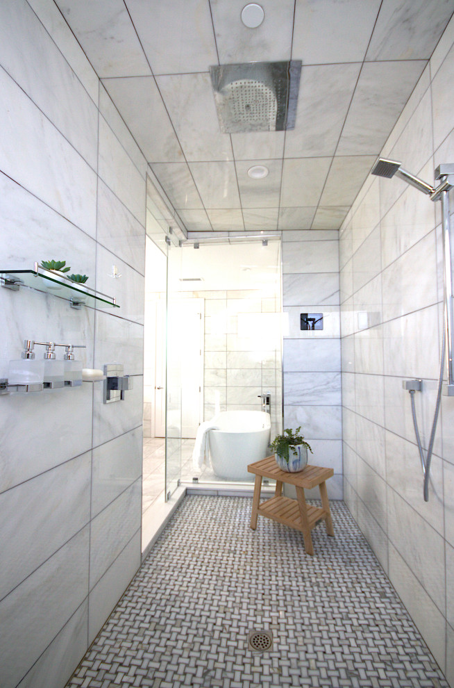 Exemple d'une grande salle de bain principale moderne en bois foncé avec un placard à porte plane, une baignoire indépendante, un espace douche bain, WC suspendus, un carrelage blanc, un carrelage de pierre, un mur blanc, un sol en marbre, un lavabo encastré, un plan de toilette en surface solide, un sol blanc, une cabine de douche à porte battante, un plan de toilette blanc, un banc de douche, meuble double vasque et meuble-lavabo encastré.