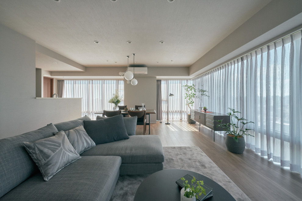 Стильный дизайн: гостиная комната в стиле модернизм с коричневым полом, потолком с обоями и обоями на стенах - последний тренд