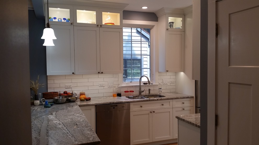 Example of a transitional kitchen design in Chicago