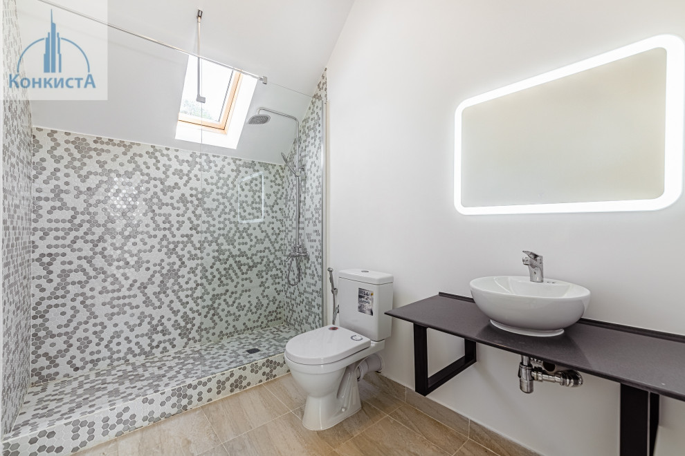 Photo of a large contemporary bathroom in Moscow.