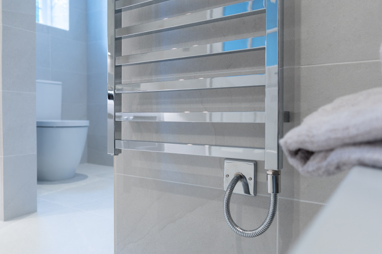 Imagen de cuarto de baño contemporáneo grande con aseo y ducha