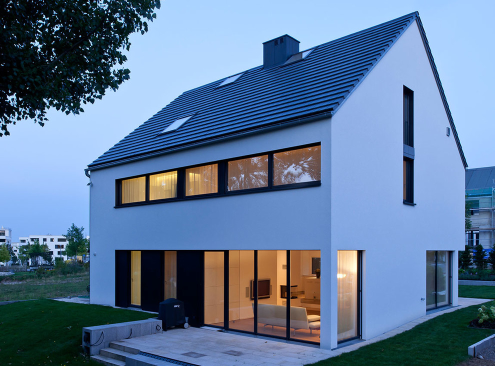 Geräumiges, Zweistöckiges Modernes Haus mit Putzfassade, weißer Fassadenfarbe und Satteldach in Stuttgart