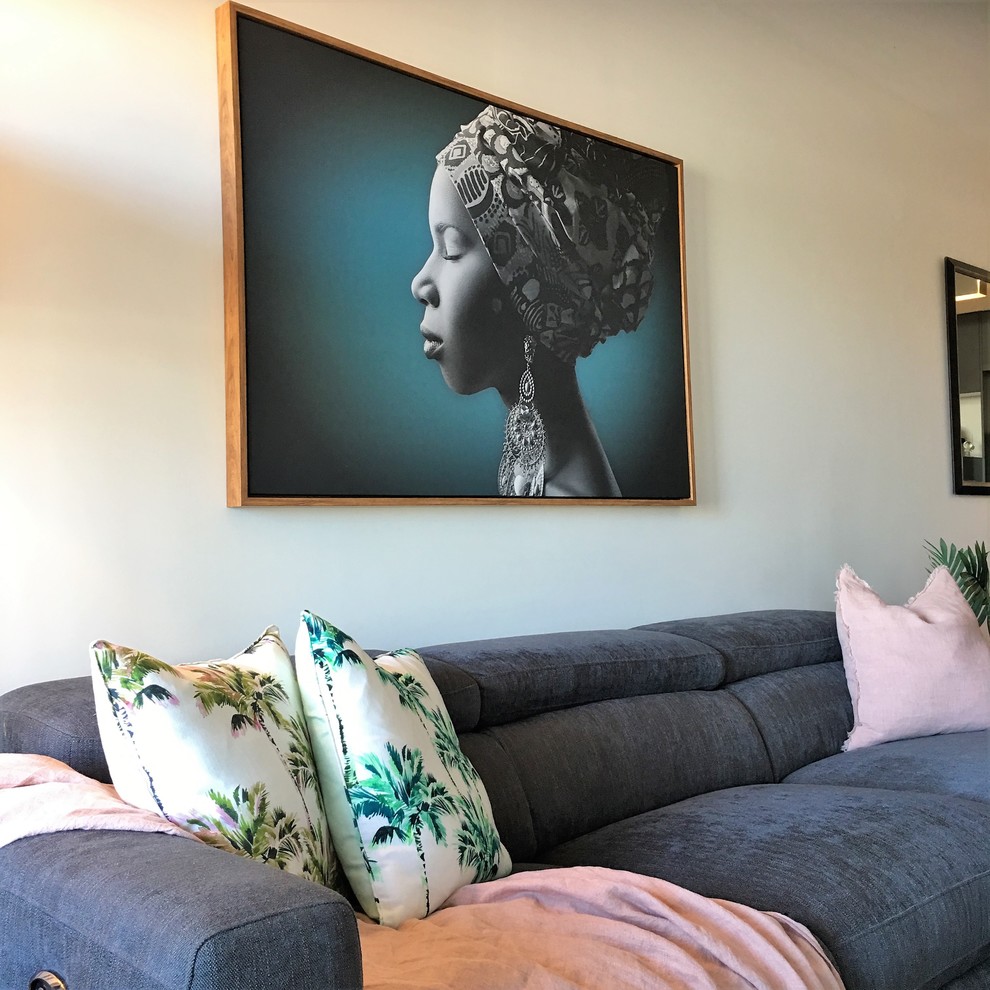 Photo of a contemporary living room in Brisbane.