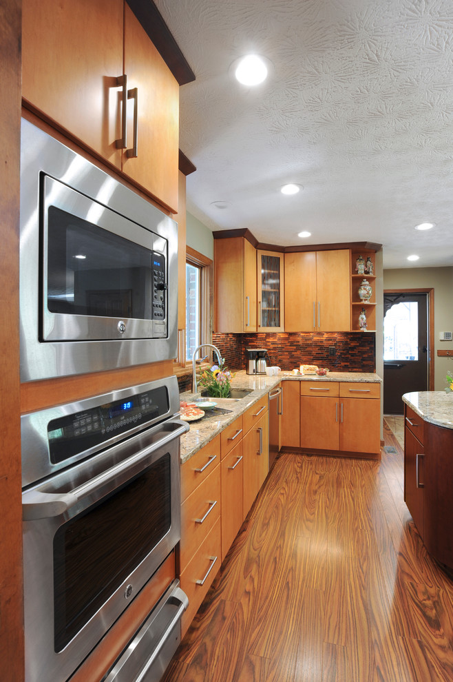 Transitional kitchen photo in Cincinnati