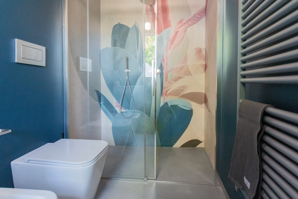 Foto di un piccolo bagno di servizio contemporaneo con ante beige, WC a due pezzi, lavabo rettangolare, pavimento grigio, top bianco e mobile bagno sospeso