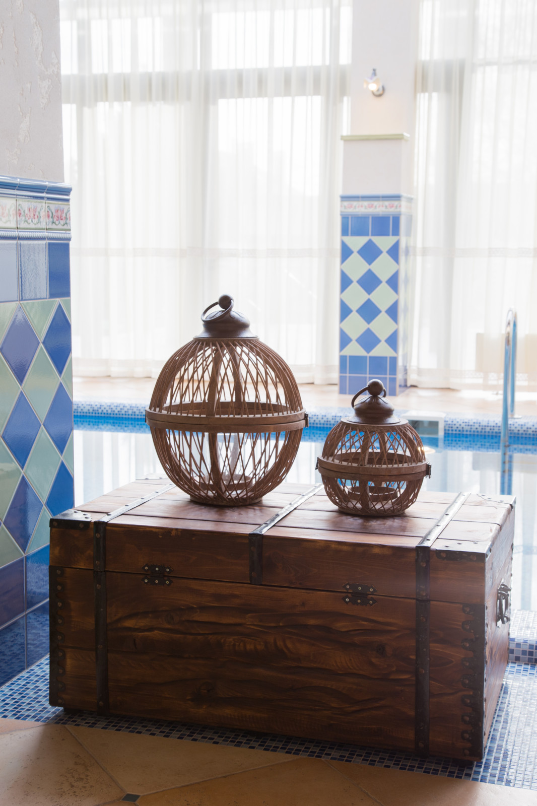 Интерьер гостевого дома в стиле Прованс. Интерьер бассейна (150 кв м)