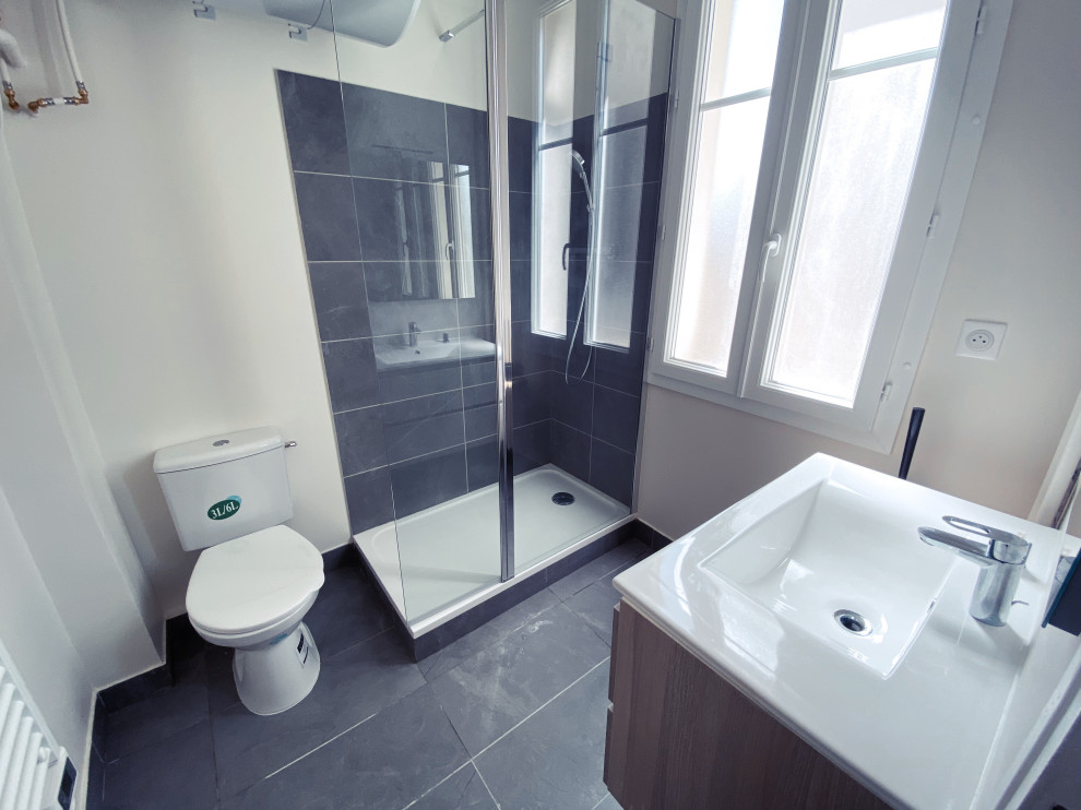 На фото: ванная комната среднего размера в скандинавском стиле с