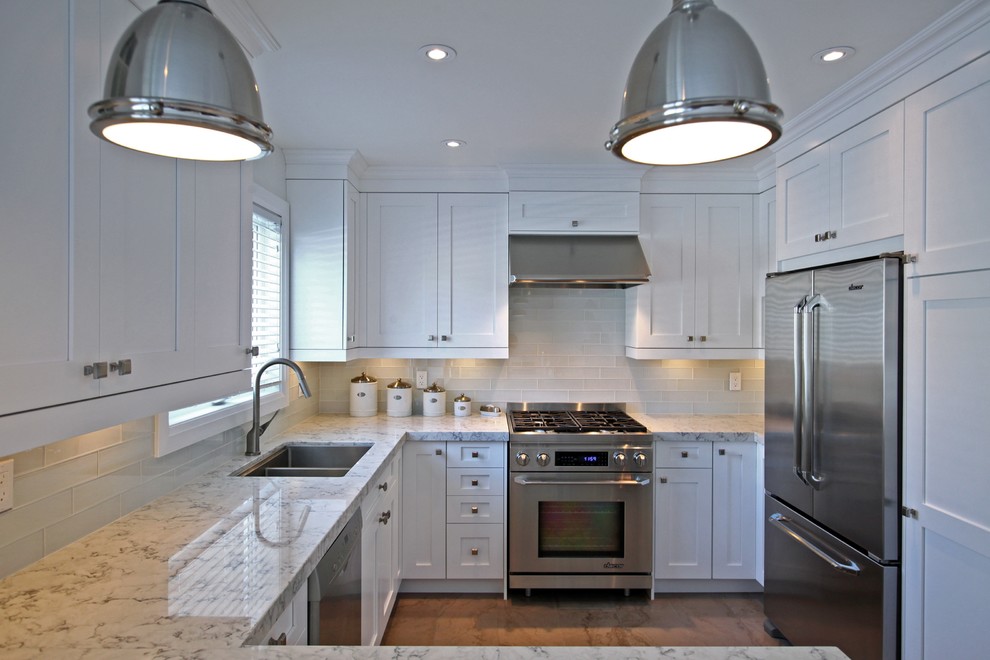 Kitchen - transitional kitchen idea in Toronto