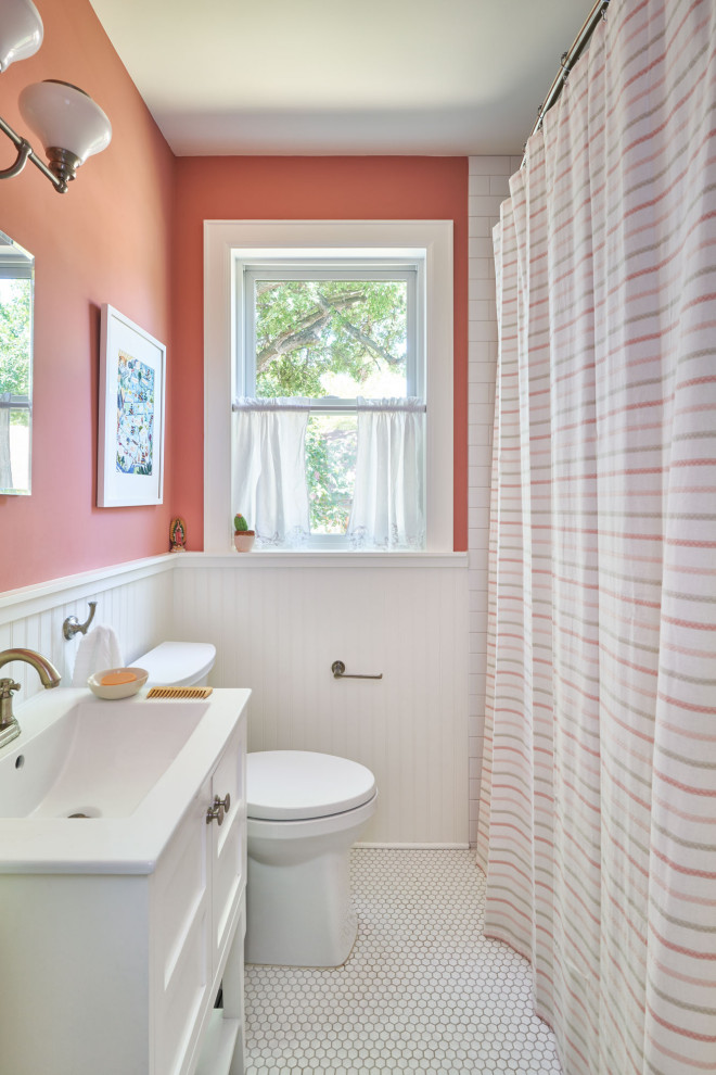 Immagine di una piccola stanza da bagno per bambini classica con ante in stile shaker, ante bianche, un lavabo e mobile bagno incassato