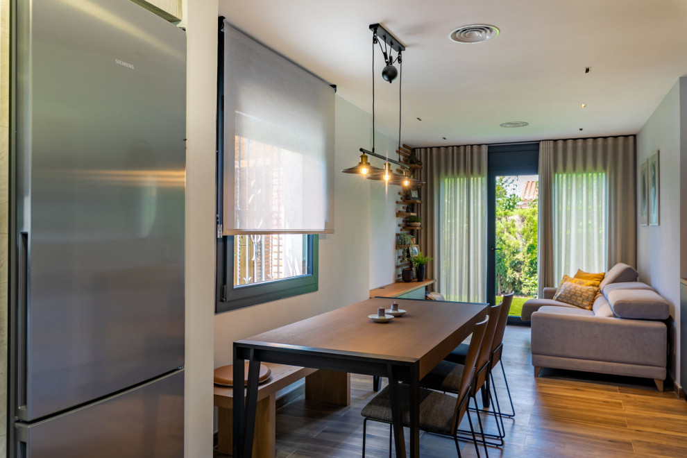 Foto de comedor rural pequeño abierto con paredes blancas, suelo de baldosas de porcelana, suelo marrón, madera y cortinas