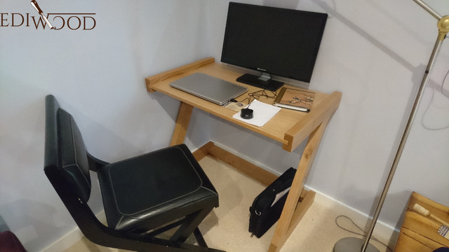 Solid oak bookcase and a small laptop table trendy-dagligstue