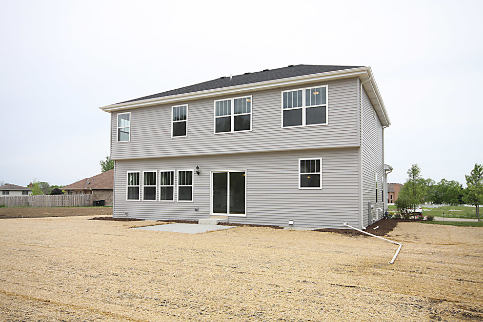 Example of a transitional home design design in Chicago