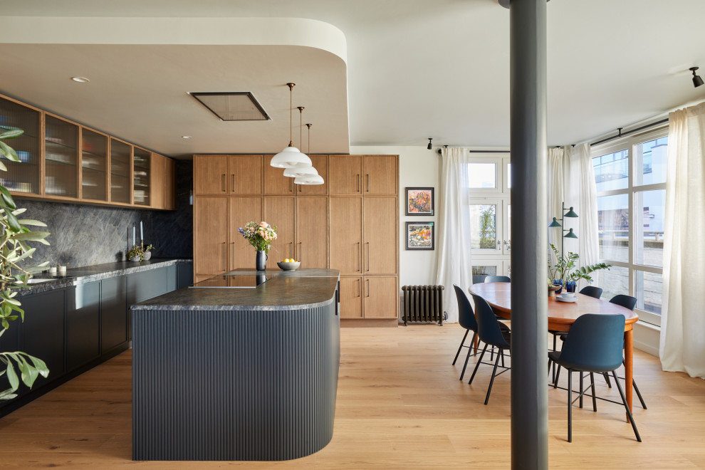 Offene, Große Moderne Küche in L-Form mit Schrankfronten mit vertiefter Füllung und Kücheninsel in London