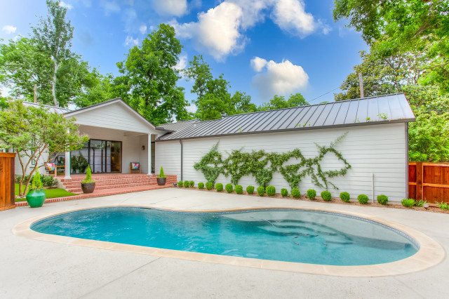 Colonial Cabana traditional-house-exterior