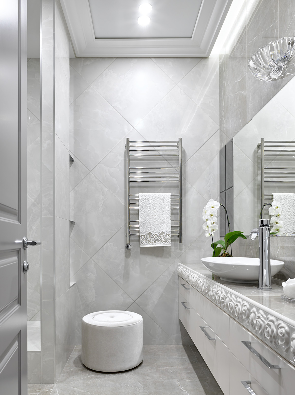 Черно-белая квартира с цветочной спальней