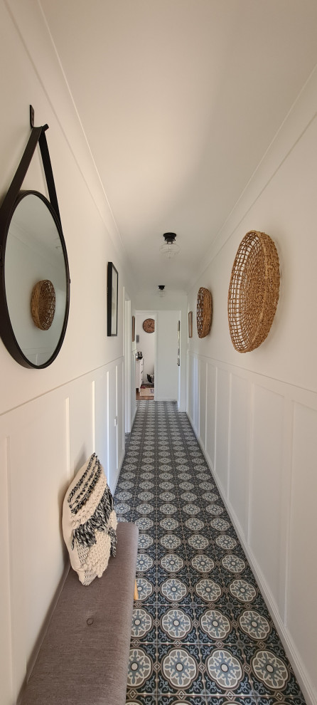 На фото: коридор среднего размера в стиле кантри с белыми стенами, полом из керамической плитки, синим полом и панелями на стенах