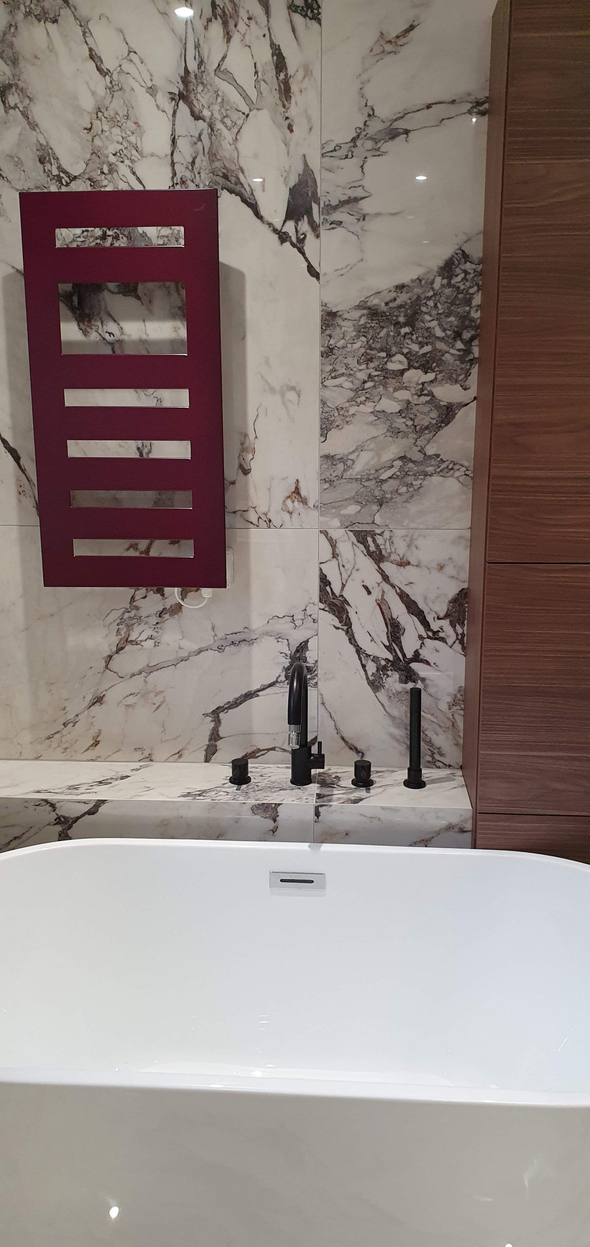Bathroom with large format tiles