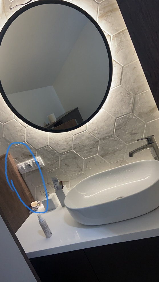 Foto de cuarto de baño principal, único y flotante escandinavo de tamaño medio con baldosas y/o azulejos blancos, baldosas y/o azulejos de cerámica, paredes blancas, lavabo encastrado, encimera de acrílico y encimeras blancas