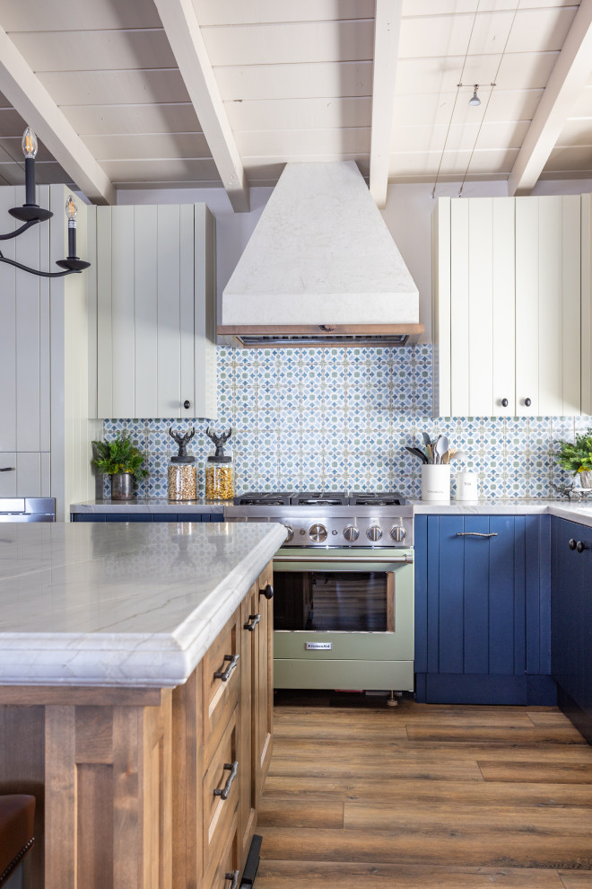 Example of a kitchen design in Sacramento