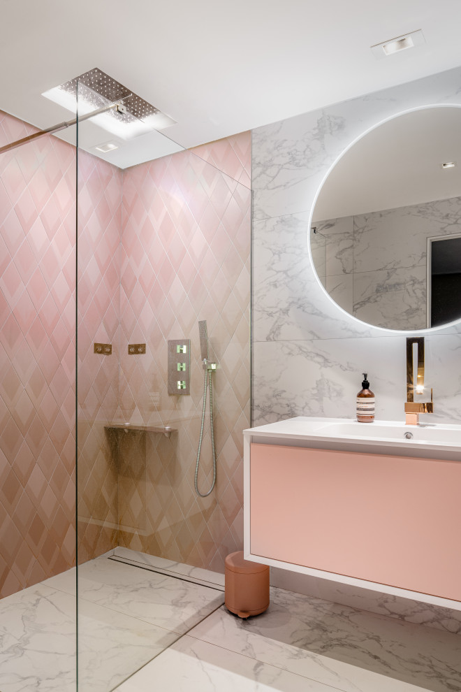 Design ideas for a contemporary 3/4 bathroom in Paris with a curbless shower, pink walls, marble floors, a trough sink, white floor, an open shower, a single vanity and a floating vanity.