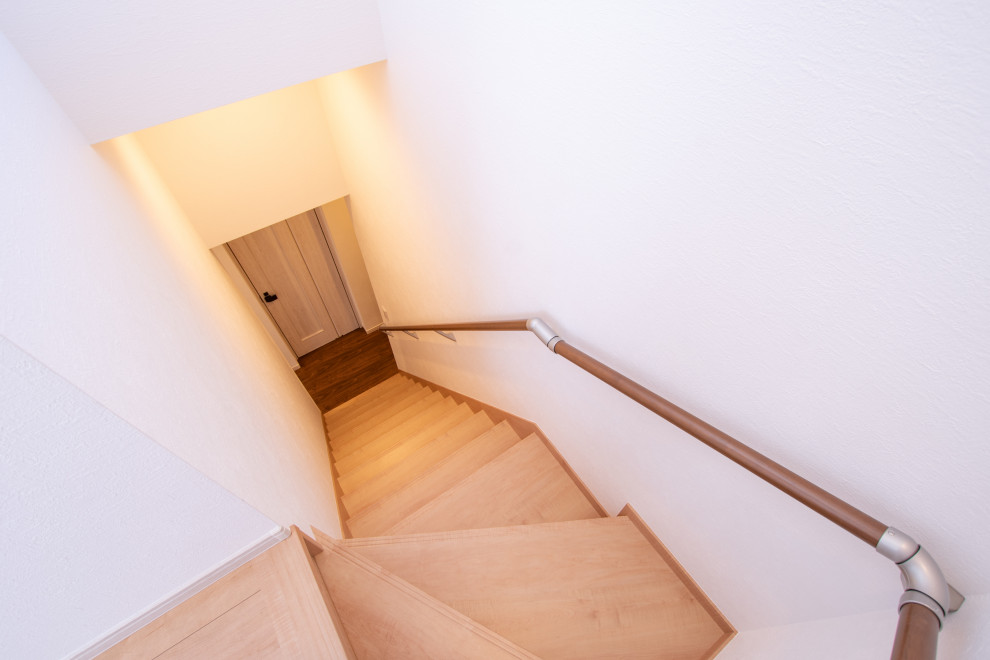 Свежая идея для дизайна: угловая лестница в скандинавском стиле с крашенными деревянными ступенями, крашенными деревянными подступенками, перилами из смешанных материалов и обоями на стенах - отличное фото интерьера